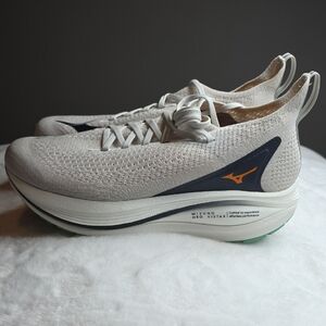 Men's Mizuno Neo Vista 2 running shoes in the Nimbus Cloud/Tan